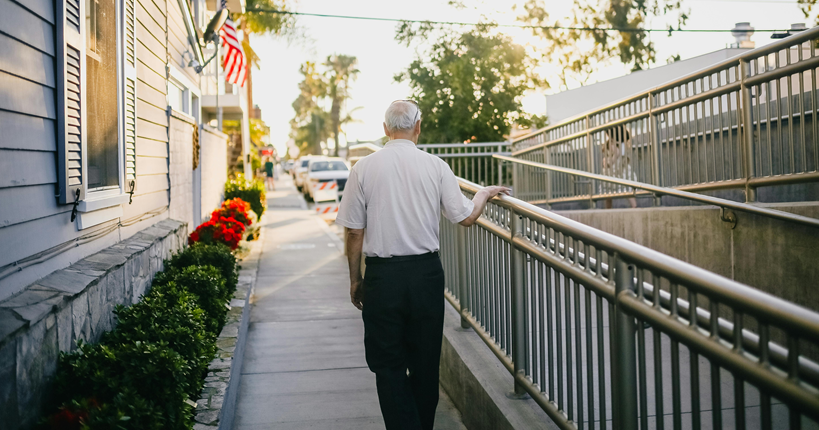 Hombre paseando por la calle